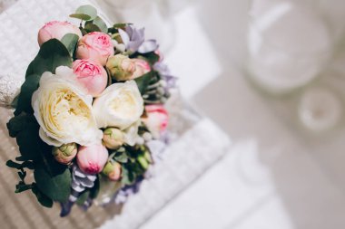 Güzel çiçeklerin lüks düğün buketinin yakın çekimi.        