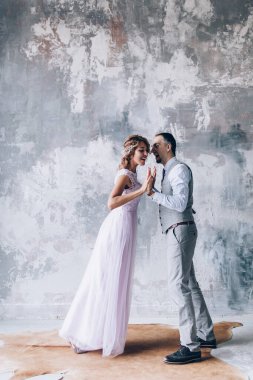 Stüdyoda poz veren mutlu genç bir çiftin portresi.                            