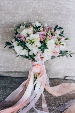 Güzel çiçeklerin lüks düğün buketinin yakın çekimi.        