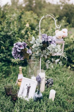 Yeşil çimlerin üzerinde klasik düğün süslemeleri 