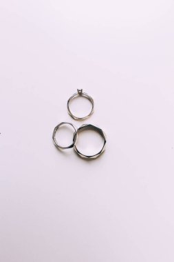 Lüks mücevherler, beyaz arka planda alyanslar.      