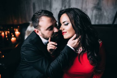 Stüdyoda sarılıp poz veren zarif genç bir çift..