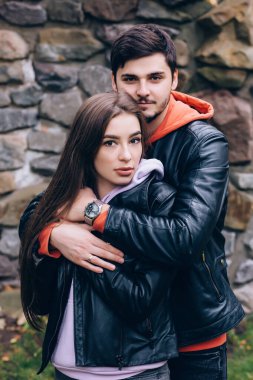 Taş duvarın yanında genç bir çiftin portresi. Aşk hikayesi..