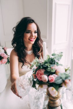 Gelinlikli güzel esmer gelinin portresi.       