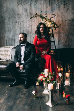 Güzel, zarif, aşık bir çift. Lüks bir iç mekanda, kanepede oturuyor..           