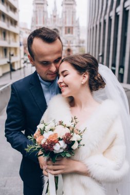 Güzel, mutlu, genç bir çift şehirde poz veriyor.    