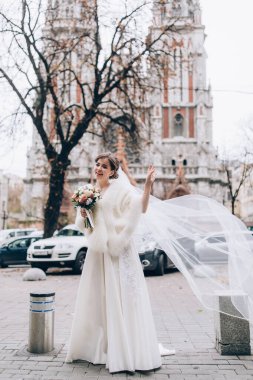 Şehirde bir buket çiçekli güzel bir gelin.       