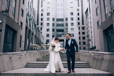 Güzel, mutlu, genç bir çift şehirde yürüyor.     