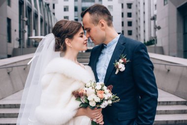 Güzel, mutlu, genç bir çift şehirde poz veriyor.    