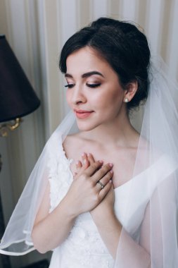 Genç bir kadın düğününe hazırlanıyor. Gelinin özel sabahı..