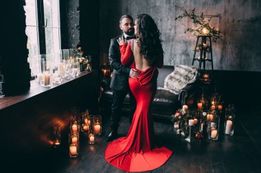 Lüks bir odada birbirine aşık güzel ve zarif bir çift.        