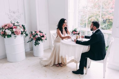 Zarif servis masasında oturan genç ve güzel bir çift.       