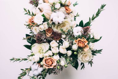 Güzel çiçeklerin yakın görüntüsü, düğün için zarif bir çiçek dekoru.       