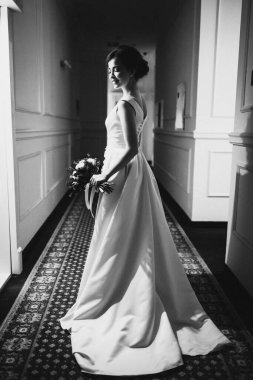 Bir buket çiçekli güzel genç gelin, siyah ve beyaz