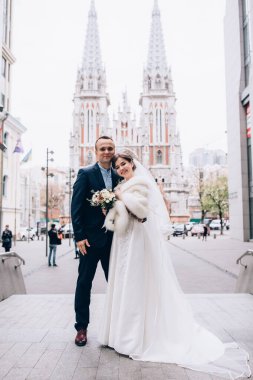 Güzel, mutlu, genç bir çift şehirde poz veriyor.    