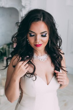 Gelinlikli güzel esmer gelinin portresi.       