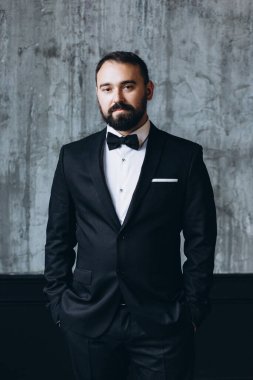 Yakışıklı, mutlu, şık genç damadın portresi. 