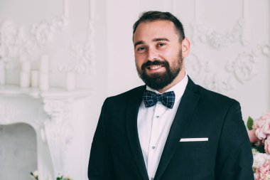 Yakışıklı, mutlu, şık genç damadın portresi. 