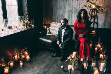 Lüks bir odada birbirine aşık güzel ve zarif bir çift.        