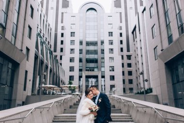 Güzel, mutlu, genç bir çift şehirde poz veriyor.    