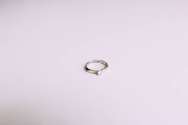 lüks elmas mücevherler, beyaz arka planda alyans. 