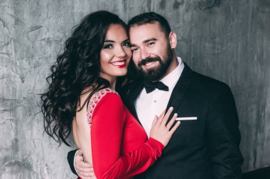 Stüdyoda sarılıp poz veren zarif genç bir çift..