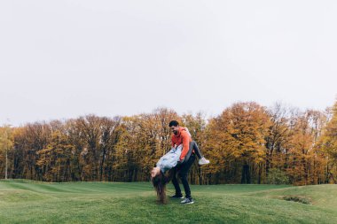 Romantik genç çiftin portresi Şehir parkında iyi eğlenceler.