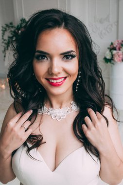 Gelinlikli güzel esmer gelinin portresi.       