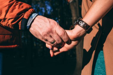 Birbirinin elini tutan bir çift.