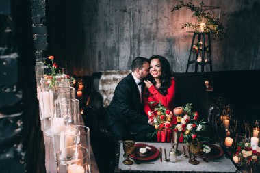 Güzel, zarif, aşık bir çift. Lüks bir iç mekanda, kanepede oturuyor..           