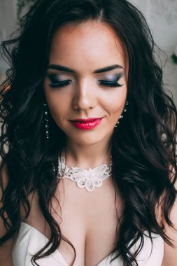 Gelinlikli güzel esmer gelinin portresi.       