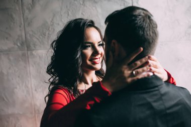 Stüdyoda sarılıp poz veren zarif genç bir çift..