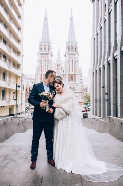 Güzel, mutlu, genç bir çift şehirde poz veriyor.    