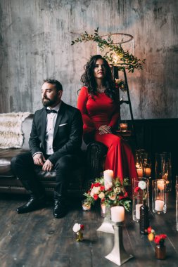 Güzel, zarif, aşık bir çift. Lüks bir iç mekanda, kanepede oturuyor..           