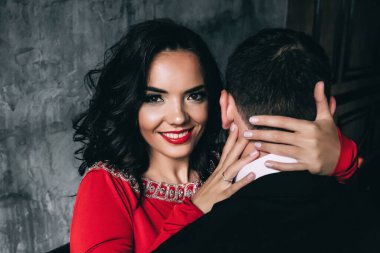 Stüdyoda sarılıp poz veren zarif genç bir çift..