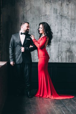 Lüks bir odada birbirine aşık güzel ve zarif bir çift.        