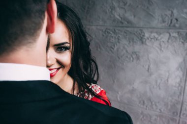 Stüdyoda sarılıp poz veren zarif genç bir çift..