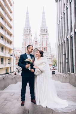 Güzel, mutlu, genç bir çift şehirde poz veriyor.    