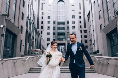 Güzel, mutlu, genç bir çift şehirde yürüyor.     