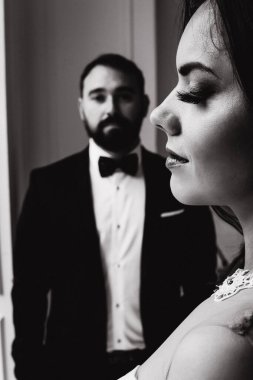 Zarif takım elbiseli ve kravatlı yakışıklı sakallı adam ve gelini. 