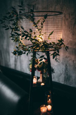 Odada mumlar ve çiçeklerle süsleme 