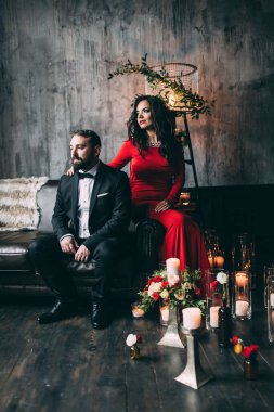 Güzel, zarif, aşık bir çift. Lüks bir iç mekanda, kanepede oturuyor..           