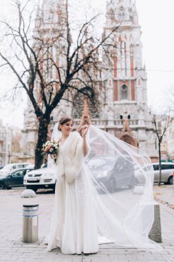 Şehirde bir buket çiçekli güzel bir gelin.       