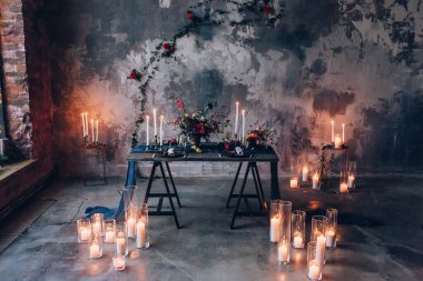 Çiçekler ve mumlarla süslenmiş bir masa.