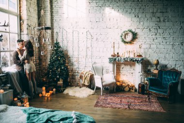 Güzel, genç ve aşık bir çift. Sıcak bir Noel 'de kucaklaşıyorlar.              