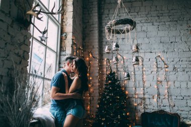 Stüdyoda Noel süsleriyle poz veren güzel bir çift 