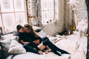 Aşık seksi çift yatak odasında, stüdyoda.