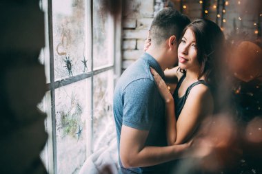 Stüdyoda Noel süsleriyle poz veren güzel bir çift 