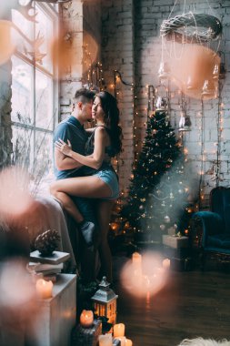 Güzel, genç ve aşık bir çift. Sıcak bir Noel 'de kucaklaşıyorlar.              