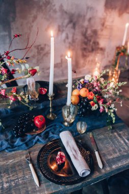 Çiçekler ve mumlarla süslenmiş bir masa.